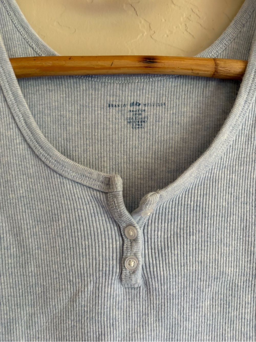 Brandy Melville 100% Cotton Light Heathered Blue Henley Ribbed Crop Tank Top - Picture 2 of 4